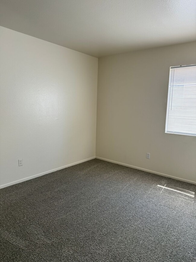 Building Photo - 876 Adobe Flat Dr