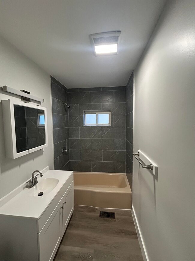 Building Photo - 6 1/2 Holmes St