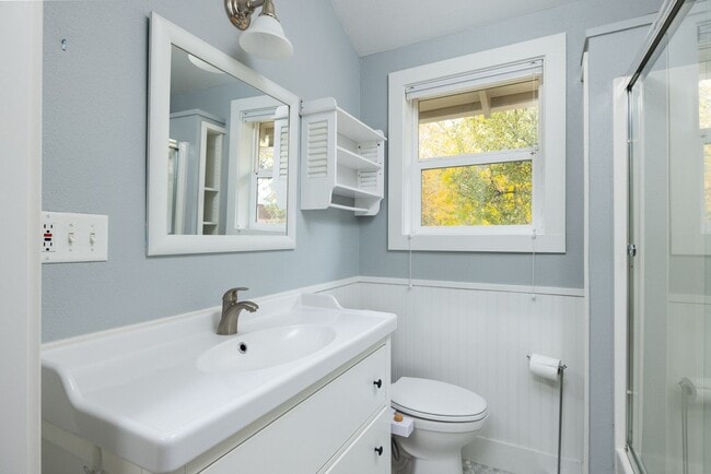 Building Photo - Remodeled & Charming 4 bed/3 bath w/ Yard ...