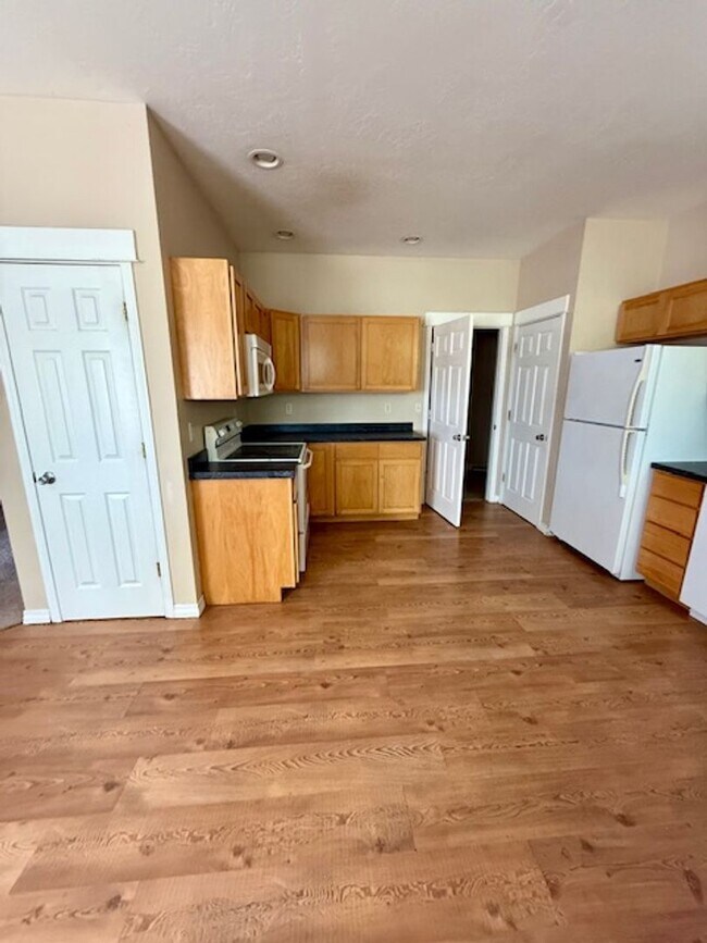 Building Photo - Beautiful 3 Bedroom 2 Bathroom House  **2 Weeks Free Rent**