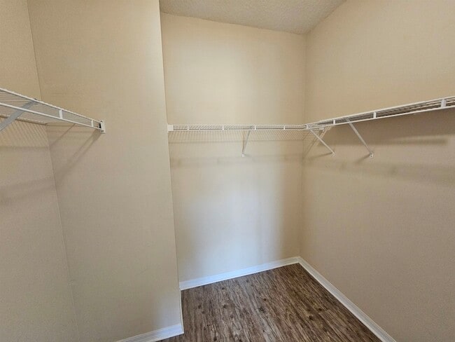 Building Photo - 605 Fairway Dr