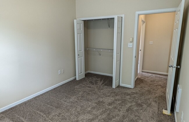 Building Photo - North Lynnwood 3 Bedroom Condo - Corner Unit