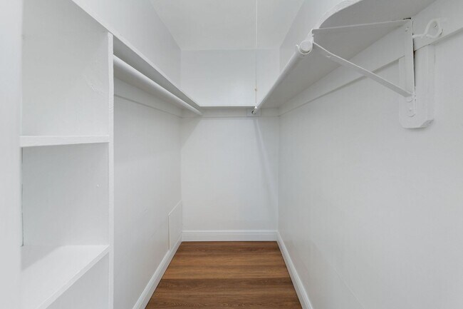 Building Photo - Newly Renovated spacious one bedroom one b...