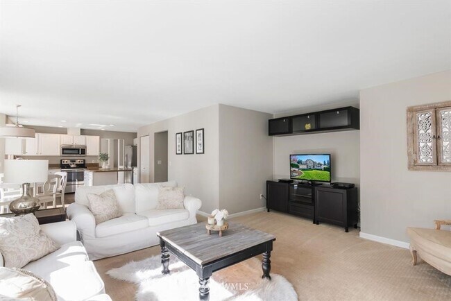 Building Photo - 3 Bedroom 2.5 Bath Hilltop Home w/Beautifu...