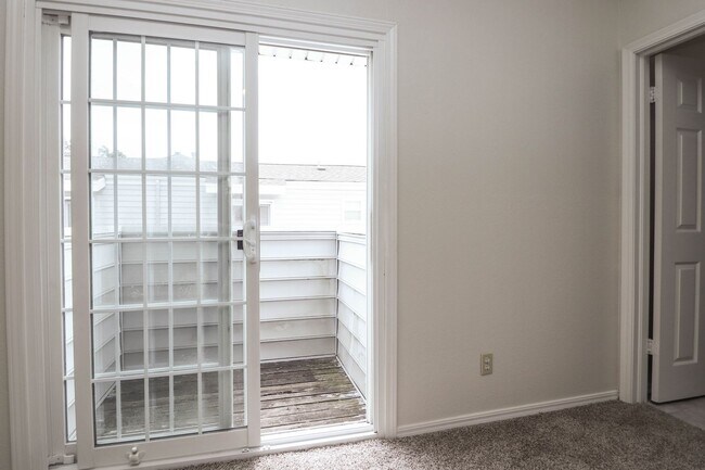 Building Photo - Lovely South Tulsa location close to shopping and restaurants