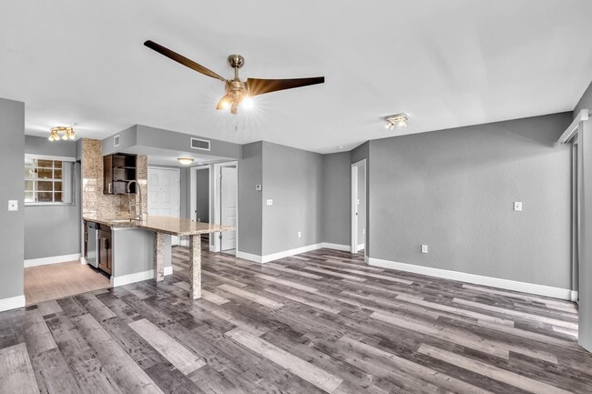 Building Photo - 2850 N Oakland Forest Dr
