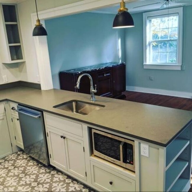Building Photo - Beautiful 2 BR/1 BA Furnished Apartment Av...