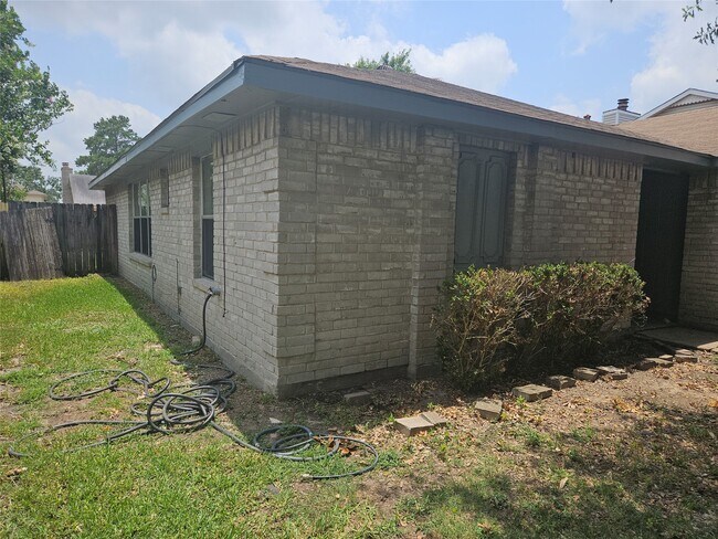 Building Photo - 18539 Lippizaner Dr