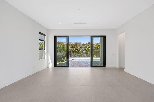 Building Photo - 655 Kingsbridge St
