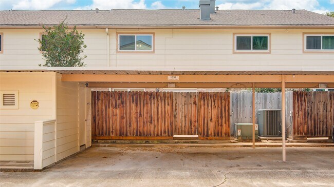 Building Photo - 1334 Country Pl Dr