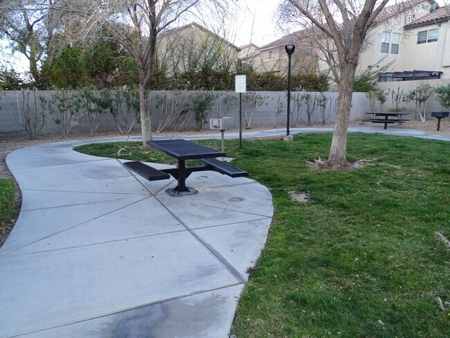 Building Photo - 3 Bed Southwest Home Convenient To The Durango Station Casino