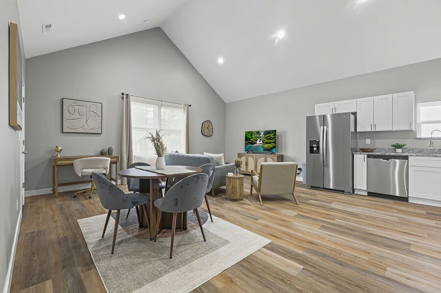 Building Photo - 1137 W 21st St