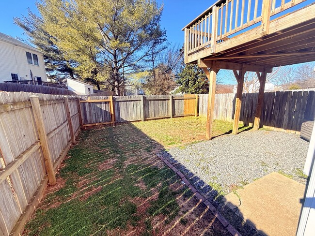 Building Photo - Luxury End Unit Townhome