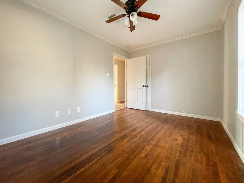 Building Photo - 207 N Bermuda St