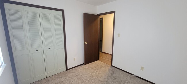 Building Photo - 4 Bedroom Home with Large Shop