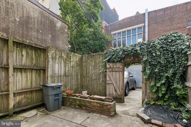 Building Photo - 320 S Juniper St