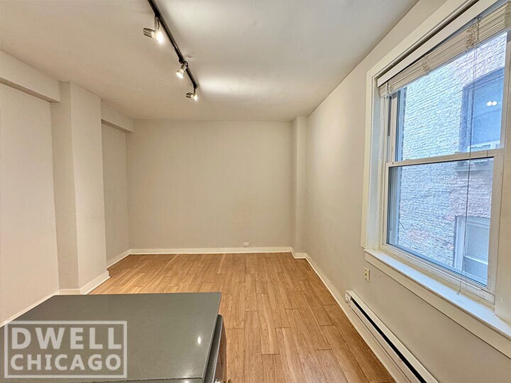 Building Photo - 501 W Belmont Ave
