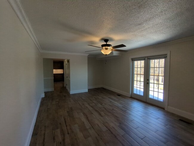 Building Photo - 513 Woodcroft Dr