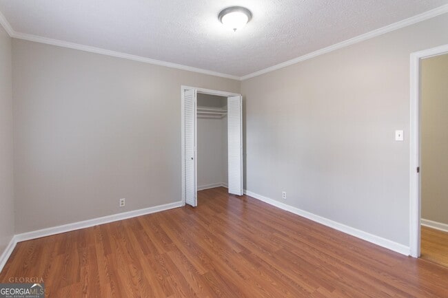 Building Photo - 281 W Lakeview Dr