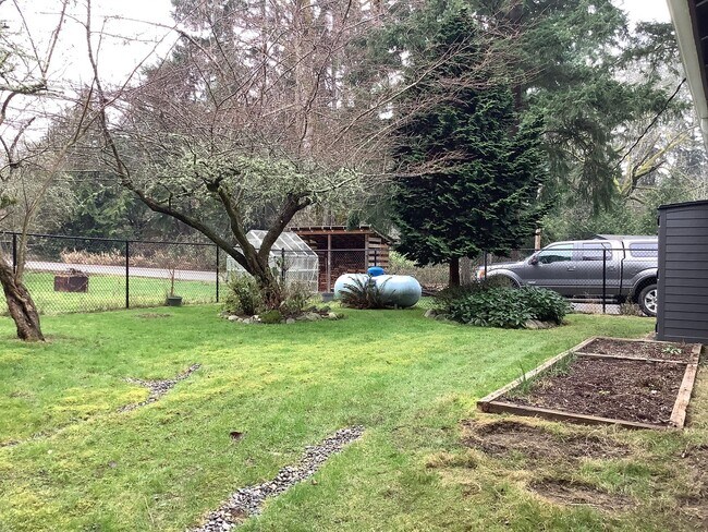 Building Photo - 1 STORY RAMBLER 3 BED 1.5 BATH IN PORT ORCHARD