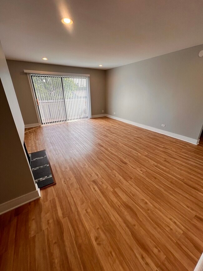 Building Photo - 2000 Bayside Dr