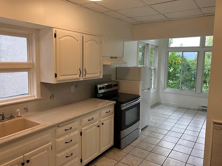 Building Photo - 933 Clay Ave