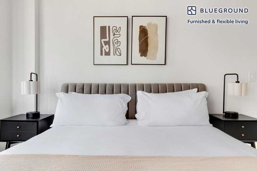 Building Photo - 255 W 94th St