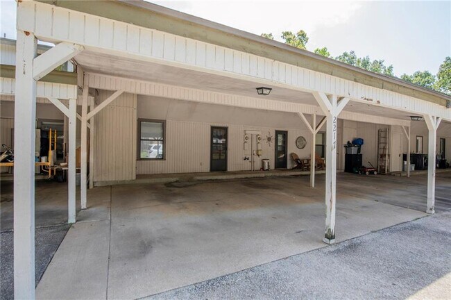 Building Photo - 2217 N Crossover Rd