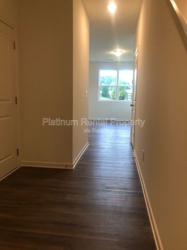 Building Photo - 202 Grand Central Wy