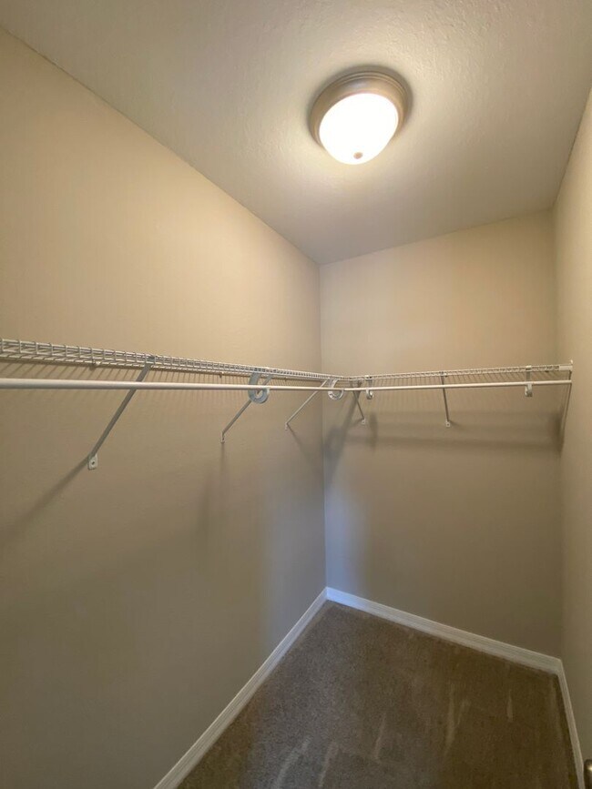 Building Photo - Desirable SE Ocala Neighborhood 3/2/2 *WON'T LAST*