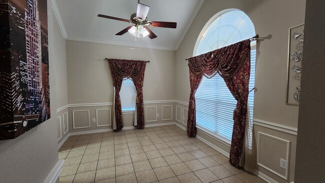 Building Photo - 1024 Heatherwood