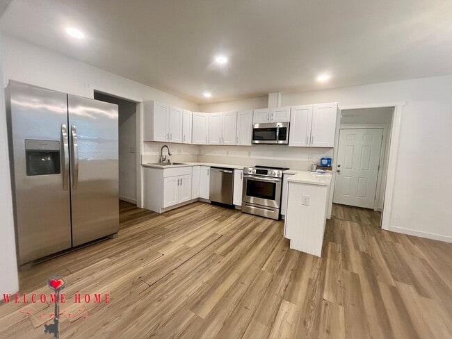 Building Photo - 4 bedroom home with air conditioning - Great location!!!  HUGE basement for your man cave or she ...