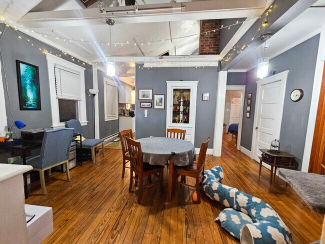 Building Photo - 204 Broad St