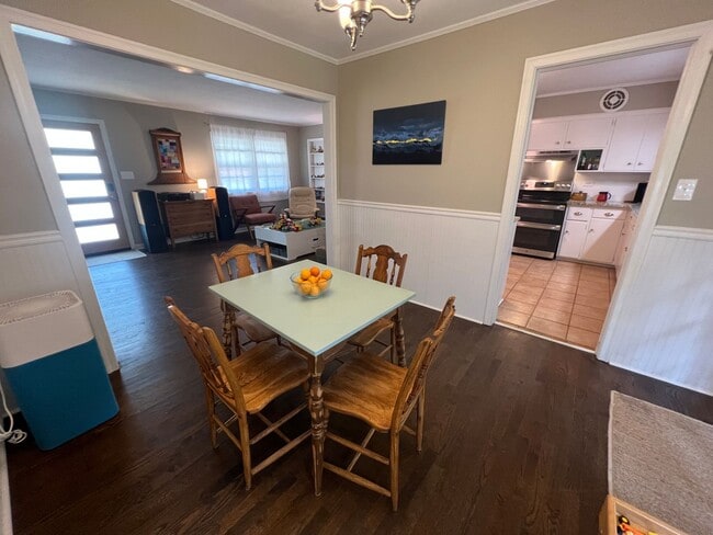 Building Photo - Awesome Green Acres Home!