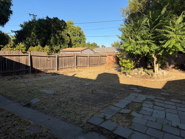 Building Photo - For Rent: Updated 2 Bed / 1 Bath Home in West Sacramento