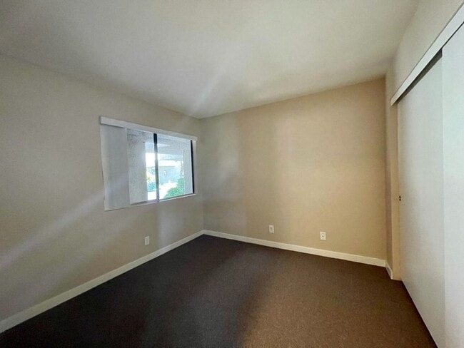 Building Photo - COMING SOON!!! LOVELY 2 Bed/2 Bath Condo Across From The River!!!
