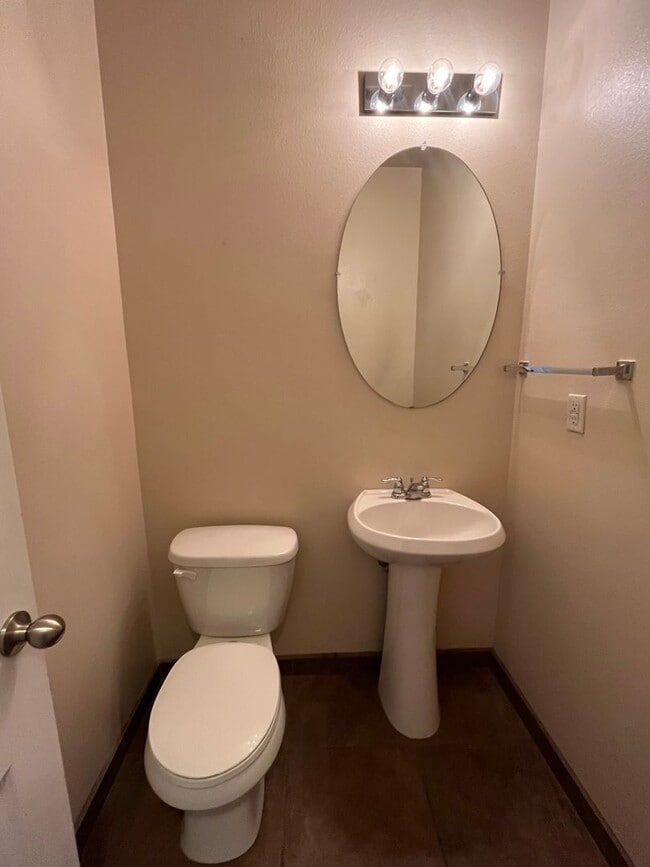 Building Photo - Spacious 3 Bedroom 2.5 Bathroom Home In Victory Hills!