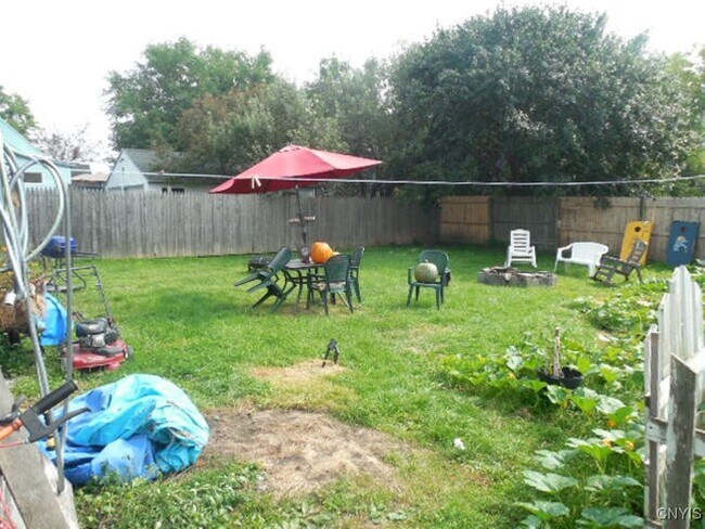 Building Photo - 835 Ann St