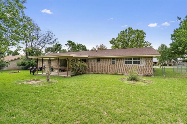 Building Photo - Perfectly Located Home Near Downtown Round...
