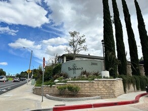 Building Photo - Townhouse at the Bordeaux Gated Community 3bed 2.5 bath