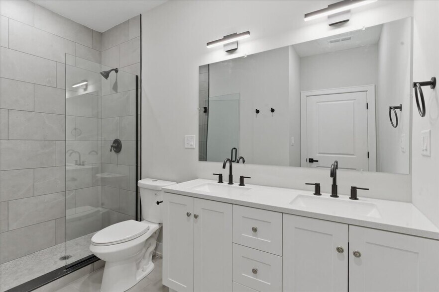 Building Photo - 6222 S King Dr