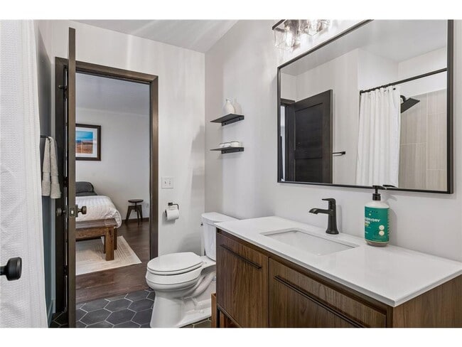 Building Photo - 2831 Kenwood Isles Dr