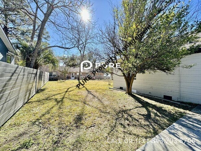 Building Photo - 842 White Oak Dr