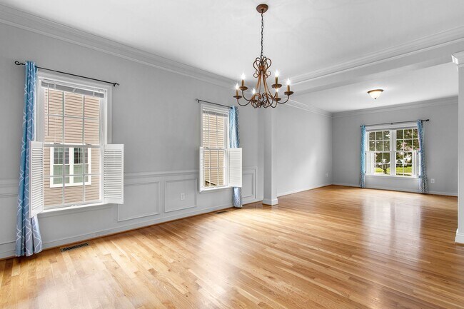 Building Photo - HAMPTON PARK - Pristine 4-5 bedroom home a...