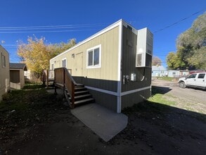 Building Photo - 369 Gladstone St