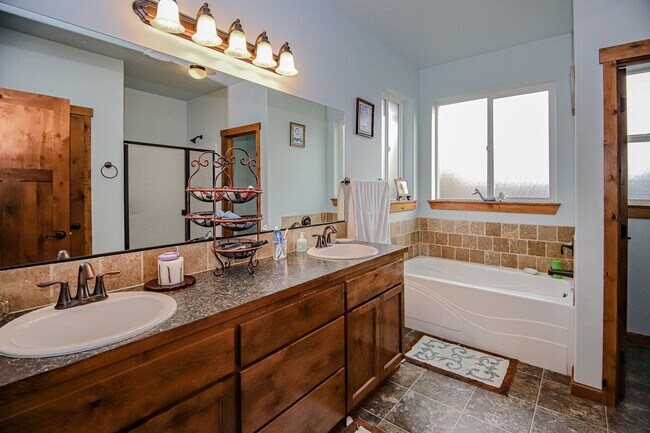 Building Photo - Beautiful home on acreage!