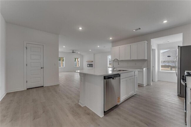 Building Photo - 981 PEBBLE Dr