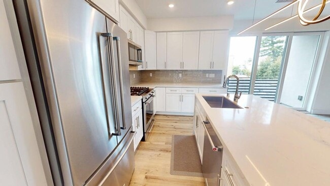 Building Photo - Gated | Light-Filled Townhouse | North Park