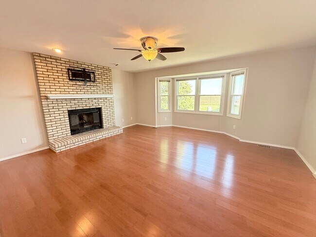 Building Photo - Stunning 5-Bedroom Home with Pool in Desir...