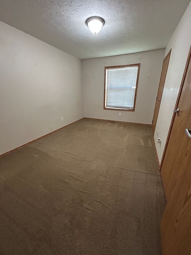 Building Photo - Cute 3 bedroom Duplex for Rent!